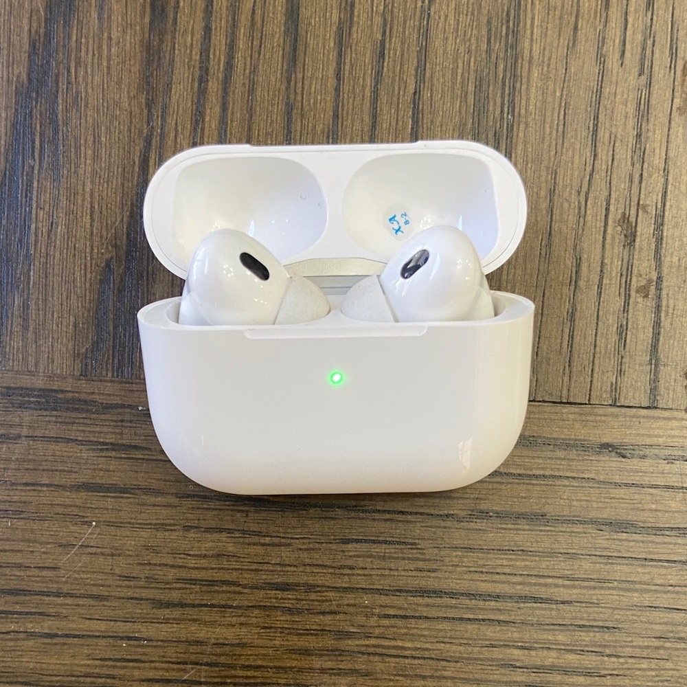 White Wireless Earbud Headphones with Charging Case BRAND NEW